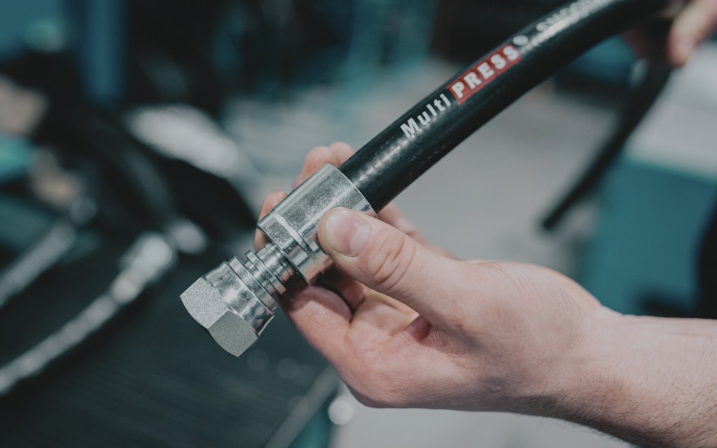 Wąż hydrauliczny 2SN a 2SC – jakie są różnice i który wybrać?